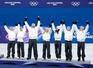 　フィギュアスケートの団体で銅メダルを獲得したイタリアチーム＝８日、ミラノ（共同）