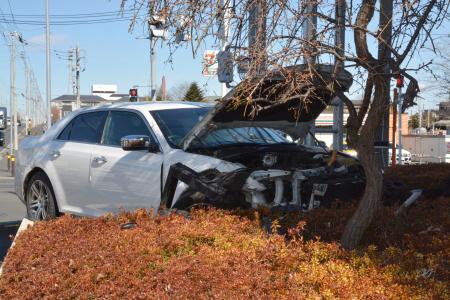 歩道に車乗り上げ１人重体 新潟日報デジタルプラス