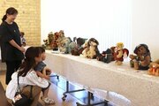 “有名武将”“二刀流”…趣向凝らしたテディベアに癒やされて♪ドナルド・キーン・センター柏崎で展示、21日まで