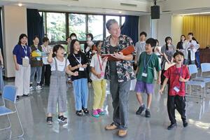 稽古に励む市民オペラ合唱団の団員たち=小千谷市上ノ山4