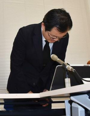 ふるさと納税制度の対象から除外され、謝罪する熊本県山都町の坂本靖也町長=26日午後、山都町役場