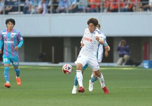 新潟－鳥栖　前半、新潟のＦＷ鈴木がボレーシュートを放つ＝駅スタ（写真映像部　芳本卓也撮影）