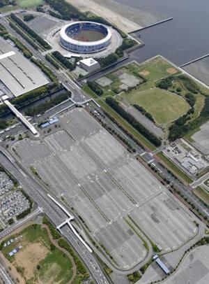 ZOZOマリンスタジアムと幕張メッセ駐車場=千葉市
