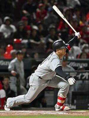7回ロッテ1死満塁、西川が中前に2点打を放つ=マツダ