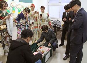 約15年前のタイムカプセルを開いた、こども園の卒園生ら=五泉市村松乙