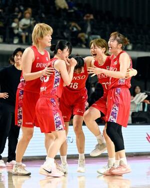 　プレーオフ決勝第４戦でトヨタ自動車に勝利して初優勝を決め、喜ぶデンソーの選手たち＝京王アリーナＴＯＫＹＯ