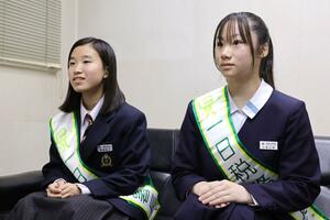 「一日税務署長」を務めた猿橋中3年の廣瀬結子さん(左)と加治川中3年の小室日和さん=新発田市大手町4