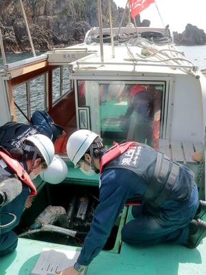 観光船の安全点検をする佐渡海上保安署の署員ら=4月23日、佐渡市北狄