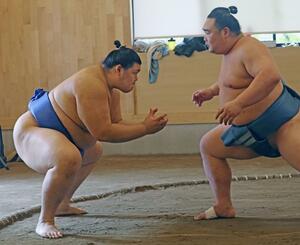 稽古する大の里（左）＝愛知県安城市の二所ノ関部屋宿舎