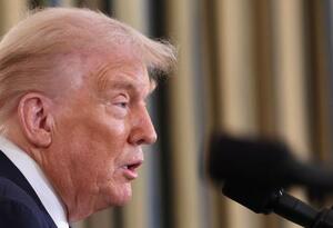 9月29日、米ホワイトハウスで開かれたイスラエルのネタニヤフ首相との共同記者発表で発言するトランプ大統領(ゲッティ=共同)