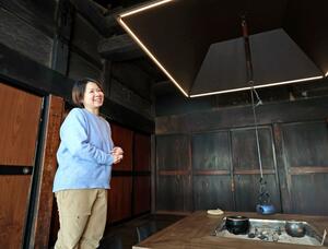 古民家をリノベーションした宿を始めた蔡紋如さん=妙高市西野谷