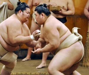 　佐渡ケ嶽部屋での出稽古で、大関琴桜（左）と相撲を取る横綱大の里＝千葉県松戸市