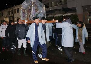 恒例の雪中年越し神輿＝１月１日