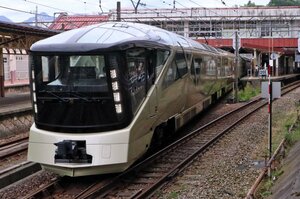 新潟県内を走る「トランスイート四季島」=2023年5月、JR越後湯沢駅
