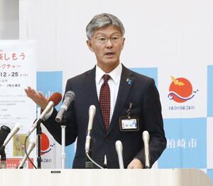 定例会見を行う桜井雅浩市長=12月4日、柏崎市役所