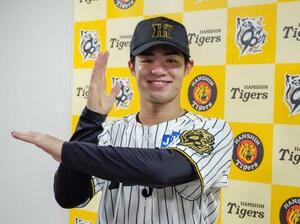 オールスター戦にルーキーイヤーから5年連続で選出され、ポーズをとる阪神・中野=16日、甲子園