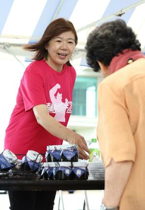 出張輪島朝市で接客をする今門幸子さん。海産物を扱うため「まだ海に出られないですか」と尋ねられることが多い=7月7日、石川県輪島市(本社取材班・富山翼撮影)