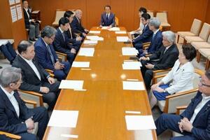 自民党本部で開かれた「安定的な皇位継承の確保に関する懇談会」=9日午後、東京・永田町