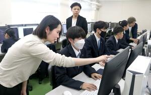 PRUMの社員に教わりながら、ウェブページの作成に取り組む生徒=佐渡市栗野江