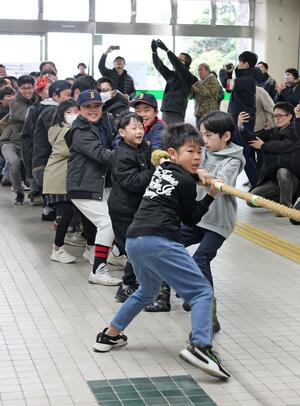 燕市と三条市が激突した綱引き大会。120人以上が集まり盛り上がった=3月23日、JR燕三条駅