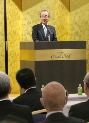 自身の後援会総会で講演する花角英世知事＝９日、新潟市中央区