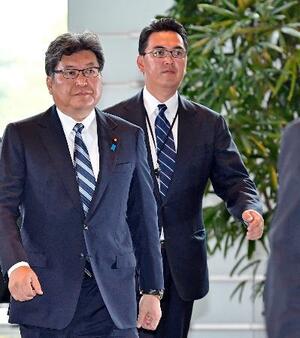 牛久保敏文氏(右)と萩生田光一氏=2019年9月、首相官邸