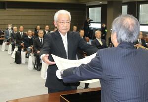 秋の叙勲・褒章と危険業務従事者叙勲の伝達式=20日、県庁