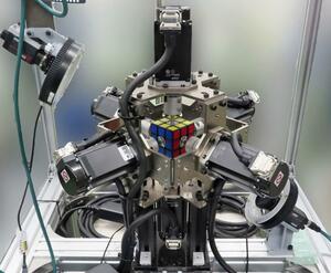 六面立体パズル「ルービックキューブ」を高速で解く三菱電機のロボット