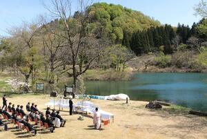 ２９日にオープンする「高浪の池」で行われた安全祈願祭＝糸魚川市