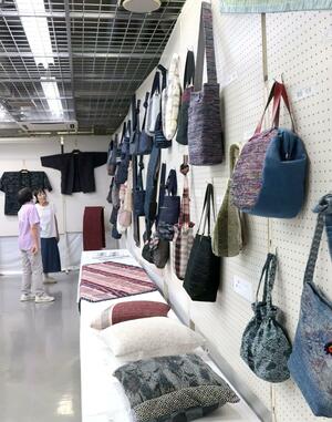 バッグやクッションカバーなど、さまざまな作品が展示されている裂き織り展=佐渡市新穂瓜生屋