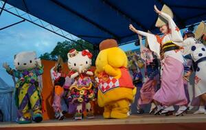 「徳島おどりフェスタ」に登場した、ハローキティなどのサンリオキャラクター=1日午後、徳島市