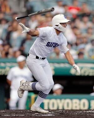 　明豊―県岐阜商　１回裏県岐阜商１死満塁、宮川が右中間に先制の２点二塁打を放つ＝甲子園