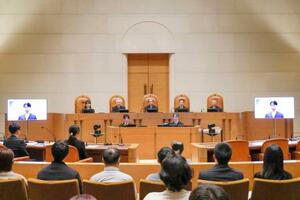 初めてウェブによる弁論が開かれた最高裁第1小法廷=10日午前(代表撮影)