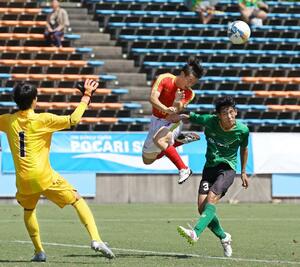 男子準決勝 帝京長岡-昌平 後半、ゴールを狙う帝京長岡のMF水澤那月(中央)=福島県Jヴィレッジスタジアム(写真映像部・金子悟)