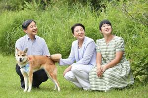 栃木県の那須御用邸内を犬の「由莉」と一緒に散策される天皇、皇后両陛下と長女愛子さま=2019年8月