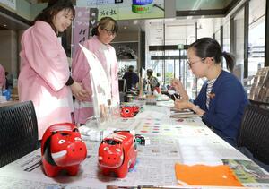 赤べこなどに絵付け体験ができるブース=5月10日、新潟市中央区