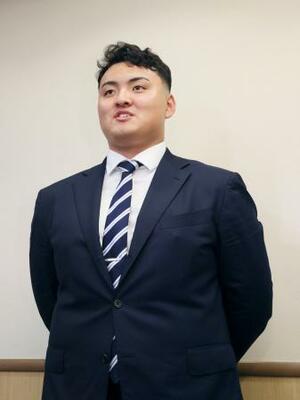 　みずほペイペイドームの施設見学後、取材に応じる米スタンフォード大の佐々木麟太郎内野手＝１日（代表撮影）