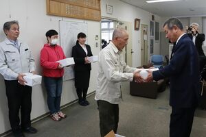 詐欺被害拡大を防ぐために行われた防犯機能付き電話機の贈呈式=村上署