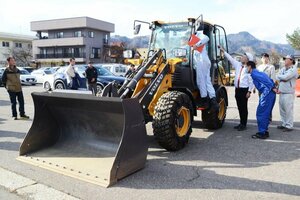 操作方法などの説明を受ける除雪オペレーターら=津南町下船渡