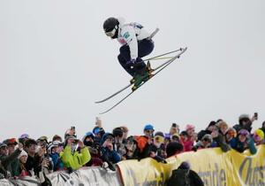 　決勝でエアを決める松浦透磨＝コッパーマウンテン（共同）