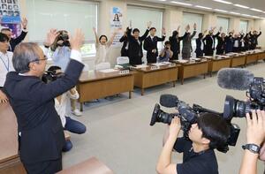 3選を祝い、自民党県議団と万歳する花角英世氏(左)=1日、県議会