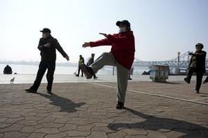 　体を動かすお年寄り＝３月、中国遼寧省丹東市（共同）