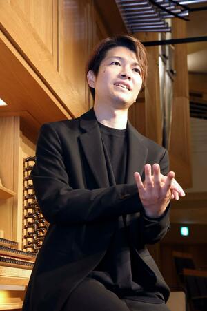 「オルガンを弾いてみたい人が演奏できる機会もたくさんつくりたい」と話す5代目専属オルガニストの濵野芳純さん=新潟市中央区の新潟市民芸術文化会館