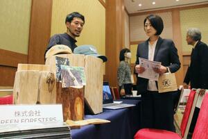 工夫あふれる農林水産業の事業が紹介された交流会=東京都港区
