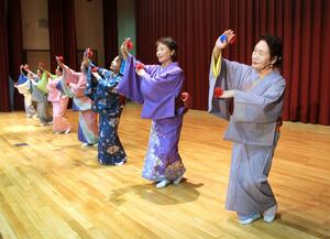 吾潟音頭の踊りを練習する「華月湖清美会」のメンバー=佐渡市千種