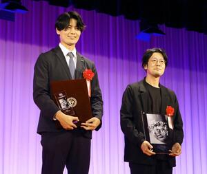 新聞広告賞を受賞した栗山米菓の栗山大河社長(左)=16日、東京都千代田区の帝国ホテル