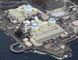 四国電力伊方原発1号機(手前左)、2号機(同右)、3号機=2023年12月、愛媛県伊方町