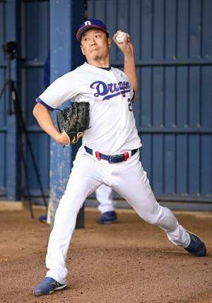 　ブルペンで投球練習する中日・大野＝北谷