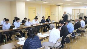 交通再構築事業の中間報告が示された佐渡市地域公共交通活性化協議会＝佐渡市両津湊