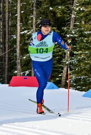 ワールドカップのカナダ・キャンモア大会で力走する出来島桃子選手＝２０２５年１２月（日本障害者スキー連盟提供）